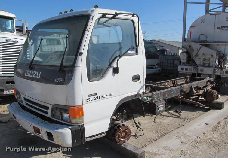image for item DT9235 1996 Isuzu NPR truck cab and chassis