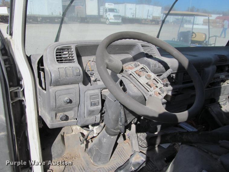 image for item DT9235 1996 Isuzu NPR truck cab and chassis