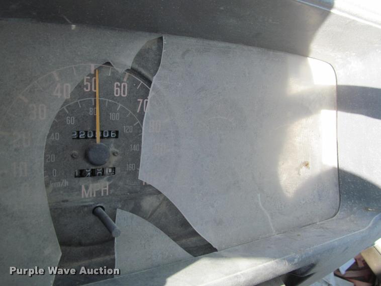 image for item DT9235 1996 Isuzu NPR truck cab and chassis