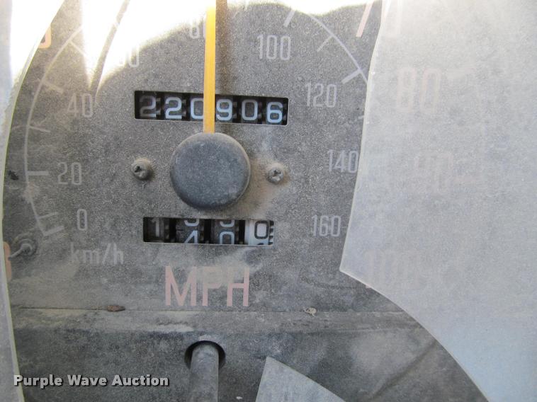 image for item DT9235 1996 Isuzu NPR truck cab and chassis