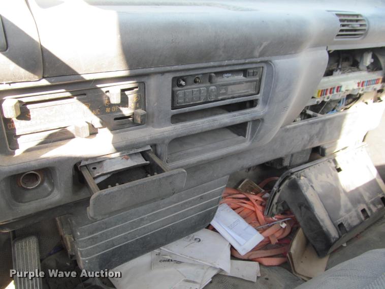image for item DT9235 1996 Isuzu NPR truck cab and chassis