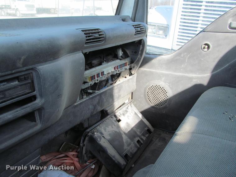 image for item DT9235 1996 Isuzu NPR truck cab and chassis