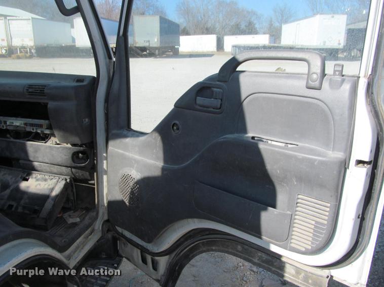 image for item DT9235 1996 Isuzu NPR truck cab and chassis