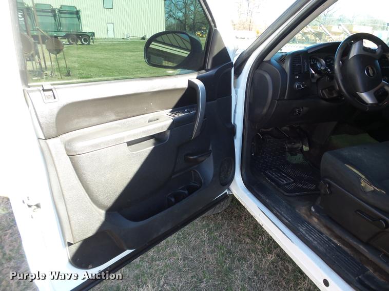 image for item J2631 2013 Chevrolet Silverado 2500HD Crew Cab pickup truck