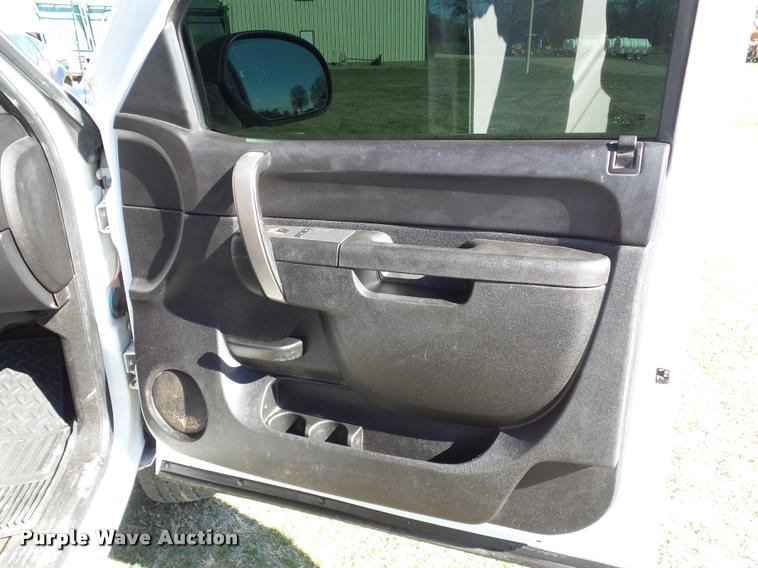 image for item J2631 2013 Chevrolet Silverado 2500HD Crew Cab pickup truck