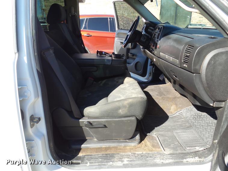 image for item J2631 2013 Chevrolet Silverado 2500HD Crew Cab pickup truck