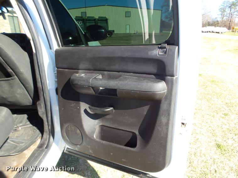 image for item J2631 2013 Chevrolet Silverado 2500HD Crew Cab pickup truck