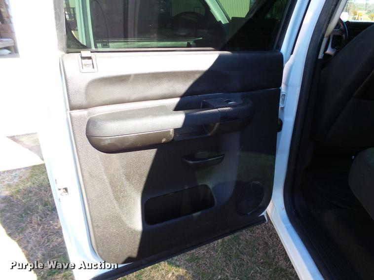 image for item J2631 2013 Chevrolet Silverado 2500HD Crew Cab pickup truck