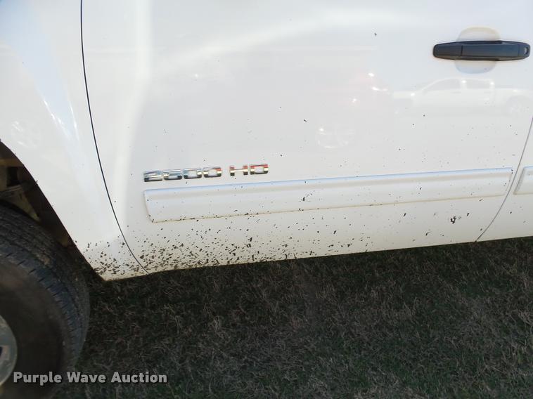 image for item J2631 2013 Chevrolet Silverado 2500HD Crew Cab pickup truck