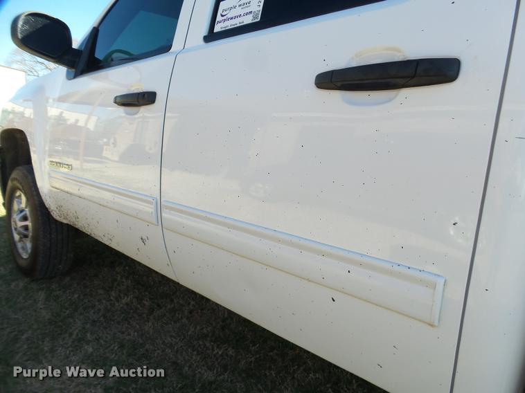 image for item J2631 2013 Chevrolet Silverado 2500HD Crew Cab pickup truck