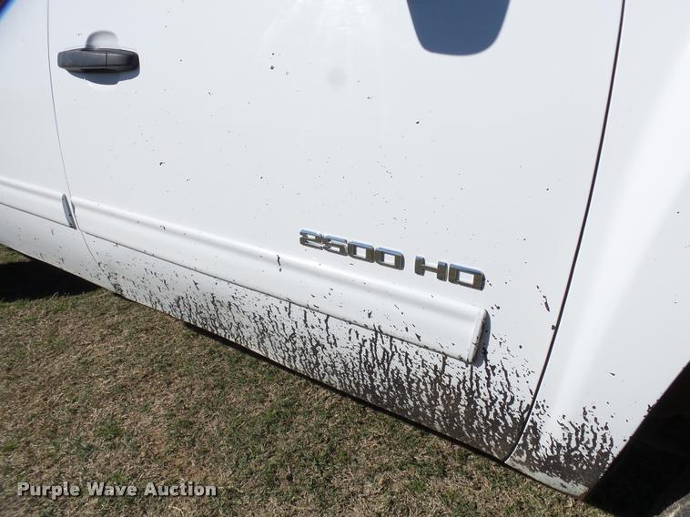 image for item J2631 2013 Chevrolet Silverado 2500HD Crew Cab pickup truck