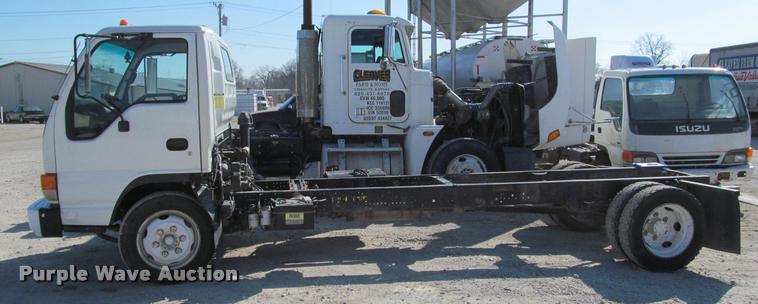 image for item J2633 2005 Isuzu NQR truck cab and chassis