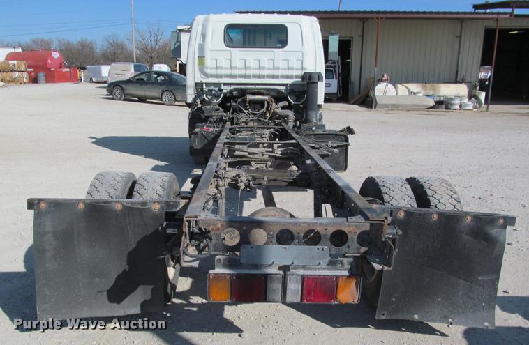 image for item J2633 2005 Isuzu NQR truck cab and chassis