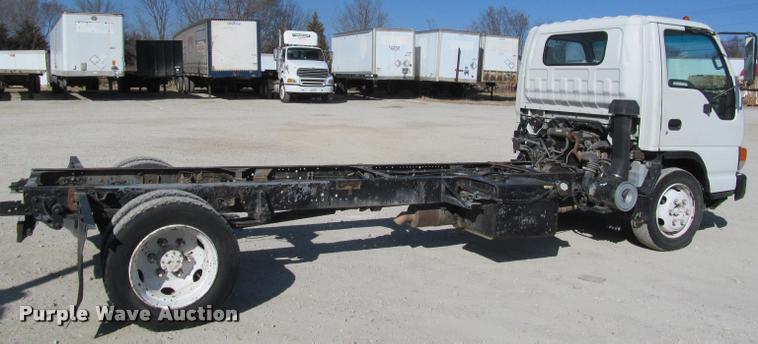 image for item J2633 2005 Isuzu NQR truck cab and chassis