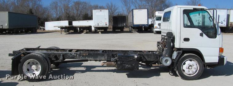 image for item J2633 2005 Isuzu NQR truck cab and chassis