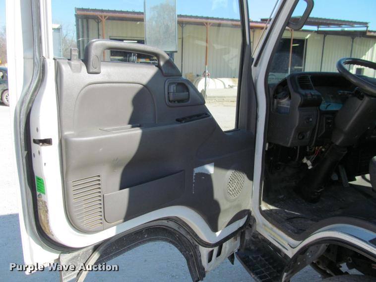image for item J2633 2005 Isuzu NQR truck cab and chassis