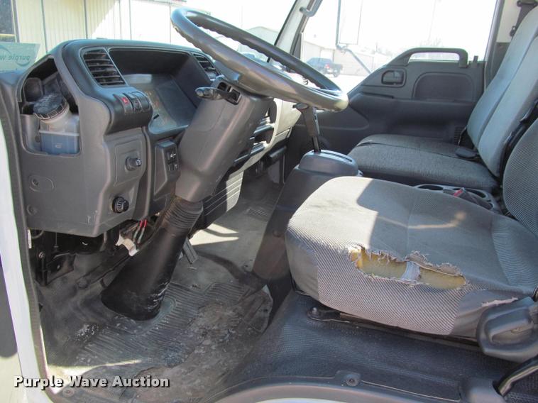 image for item J2633 2005 Isuzu NQR truck cab and chassis