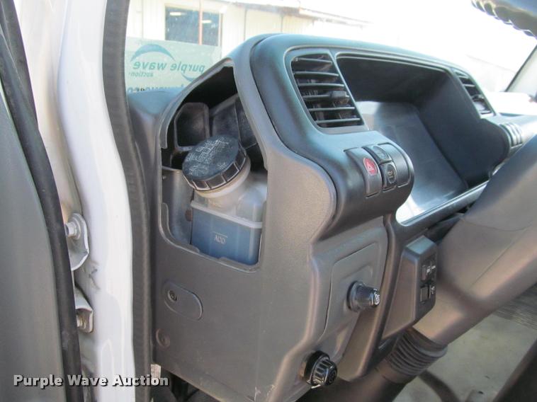 image for item J2633 2005 Isuzu NQR truck cab and chassis