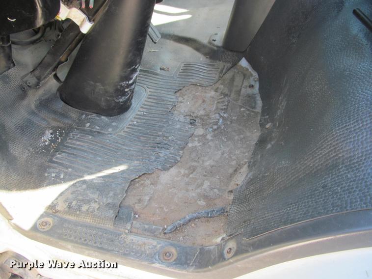 image for item J2633 2005 Isuzu NQR truck cab and chassis