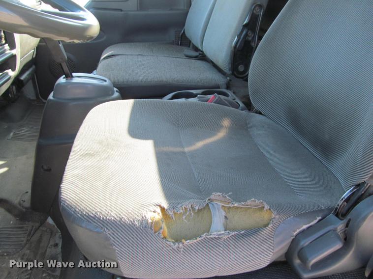 image for item J2633 2005 Isuzu NQR truck cab and chassis