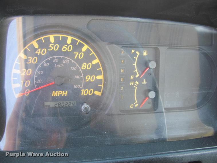 image for item J2633 2005 Isuzu NQR truck cab and chassis