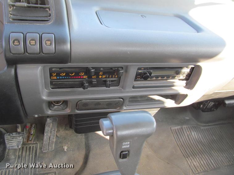 image for item J2633 2005 Isuzu NQR truck cab and chassis