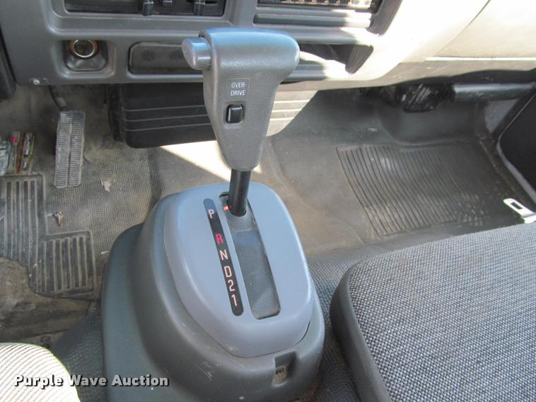 image for item J2633 2005 Isuzu NQR truck cab and chassis