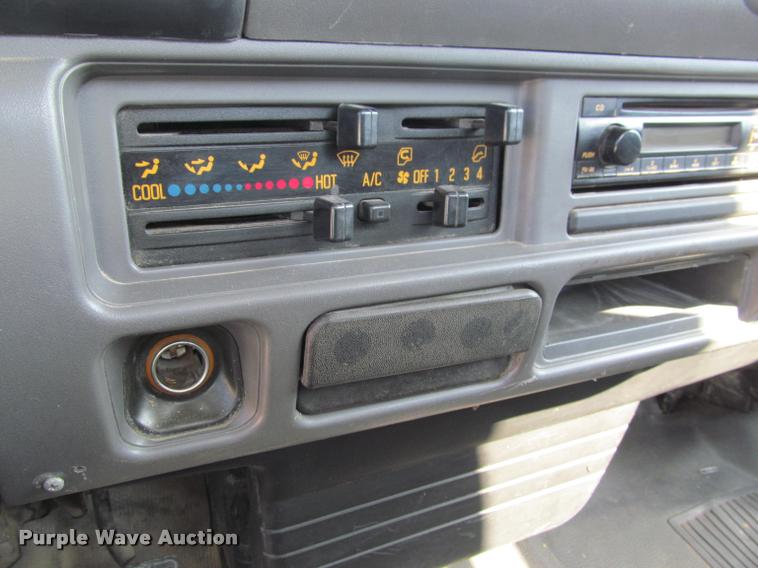 image for item J2633 2005 Isuzu NQR truck cab and chassis