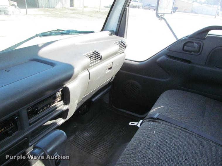 image for item J2633 2005 Isuzu NQR truck cab and chassis