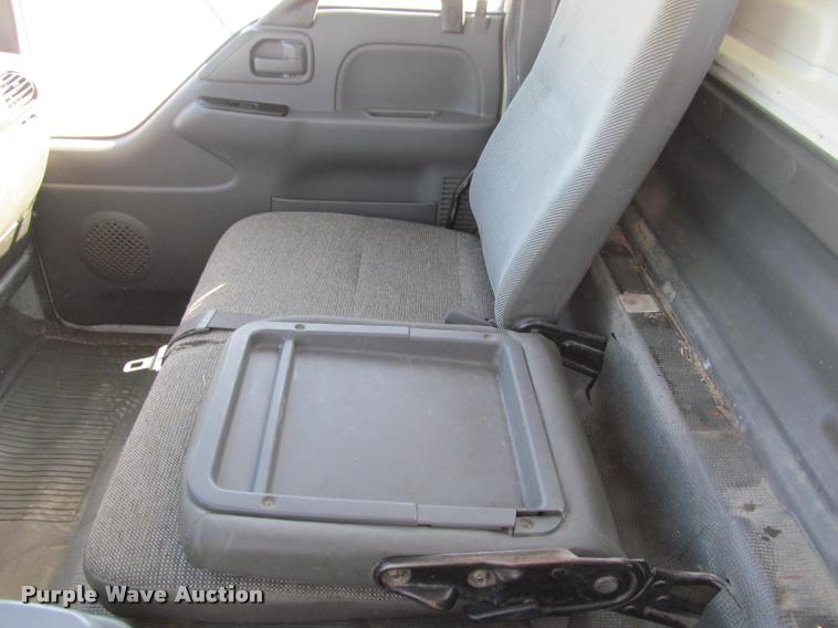 image for item J2633 2005 Isuzu NQR truck cab and chassis