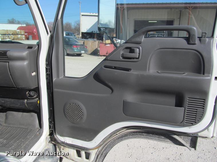 image for item J2633 2005 Isuzu NQR truck cab and chassis