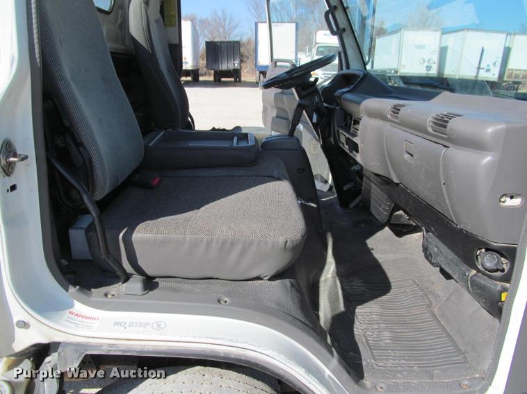 image for item J2633 2005 Isuzu NQR truck cab and chassis