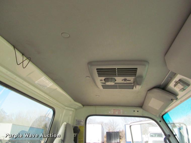 image for item J2633 2005 Isuzu NQR truck cab and chassis