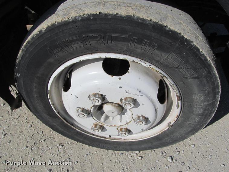 image for item J2633 2005 Isuzu NQR truck cab and chassis