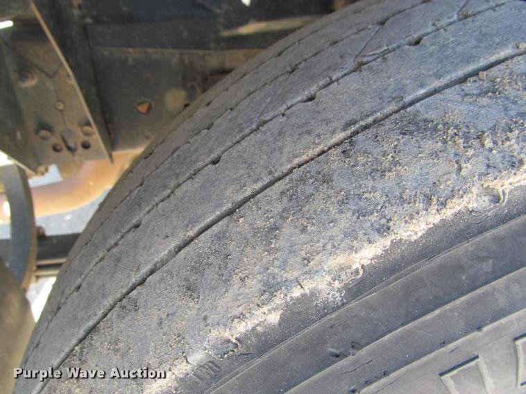 image for item J2633 2005 Isuzu NQR truck cab and chassis