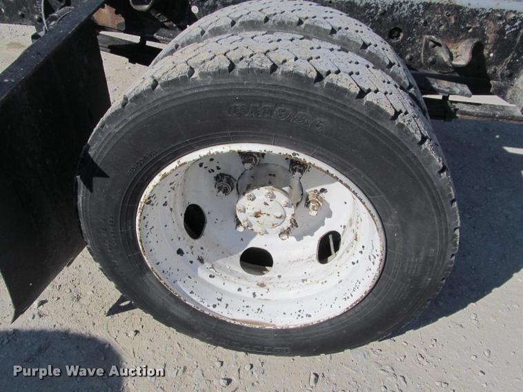 image for item J2633 2005 Isuzu NQR truck cab and chassis