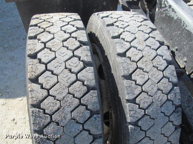 image for item J2633 2005 Isuzu NQR truck cab and chassis