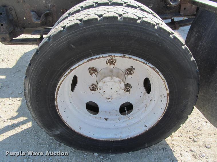 image for item J2633 2005 Isuzu NQR truck cab and chassis