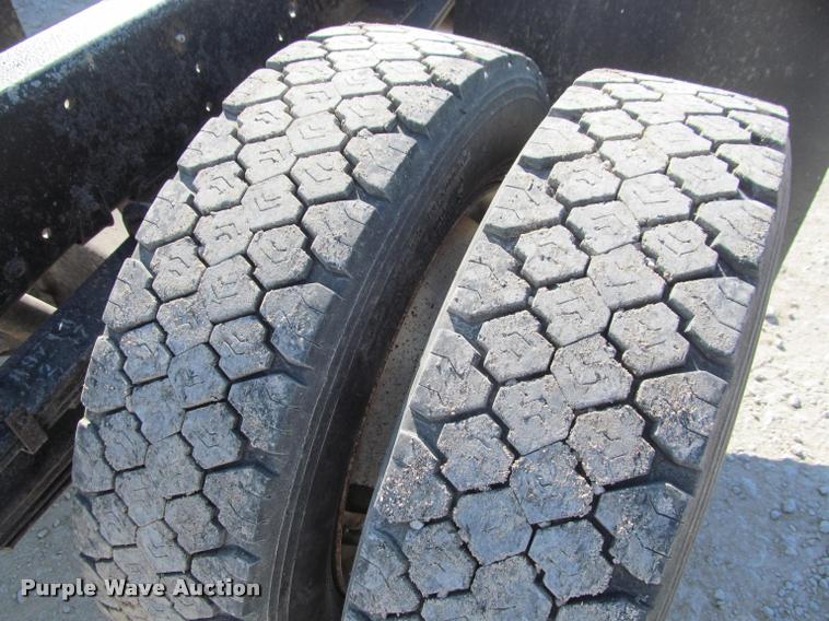 image for item J2633 2005 Isuzu NQR truck cab and chassis