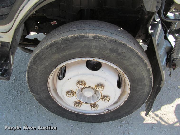 image for item J2633 2005 Isuzu NQR truck cab and chassis