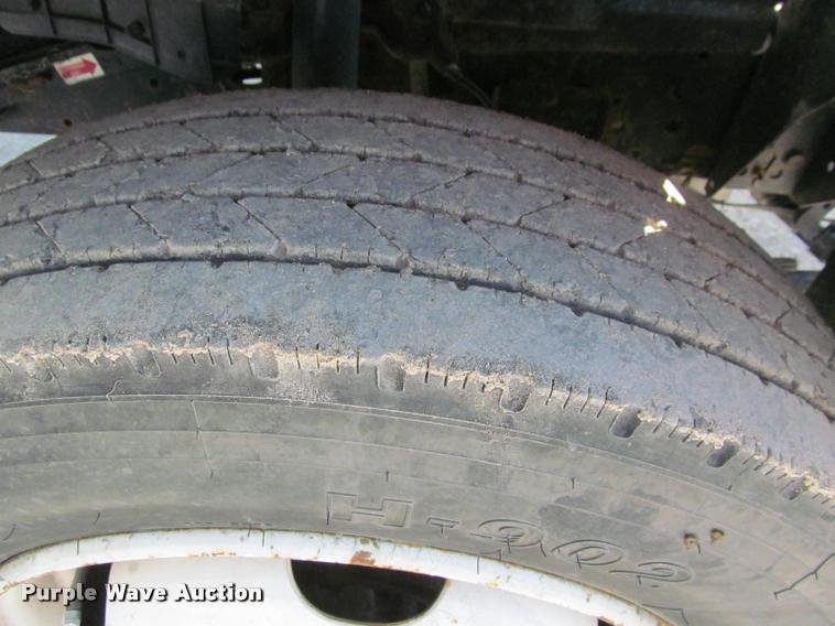 image for item J2633 2005 Isuzu NQR truck cab and chassis