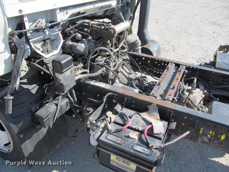 image for item J2633 2005 Isuzu NQR truck cab and chassis