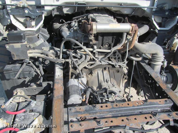 image for item J2633 2005 Isuzu NQR truck cab and chassis