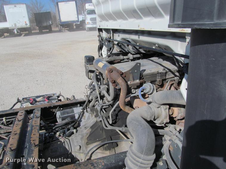 image for item J2633 2005 Isuzu NQR truck cab and chassis