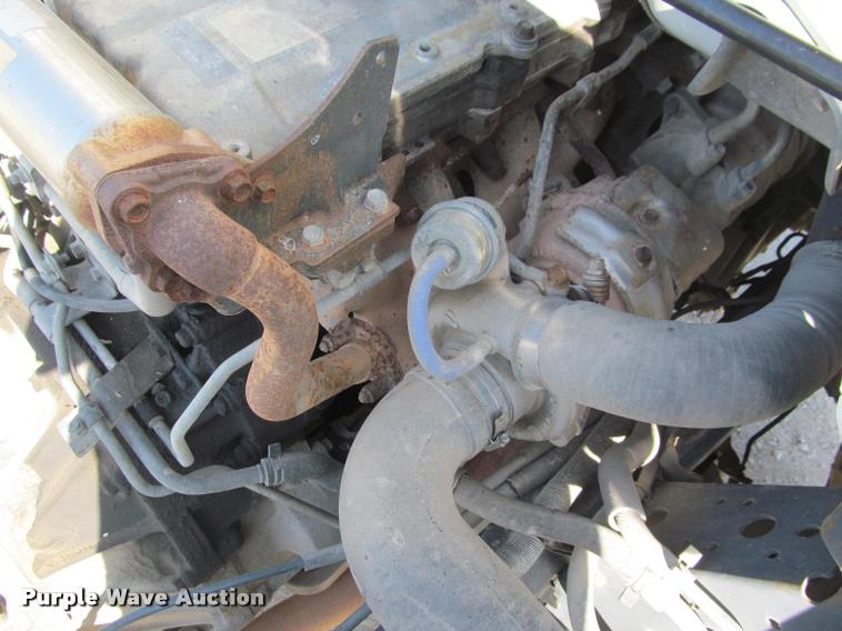 image for item J2633 2005 Isuzu NQR truck cab and chassis