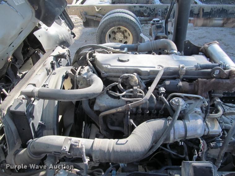 image for item J2633 2005 Isuzu NQR truck cab and chassis