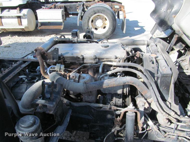 image for item J2633 2005 Isuzu NQR truck cab and chassis