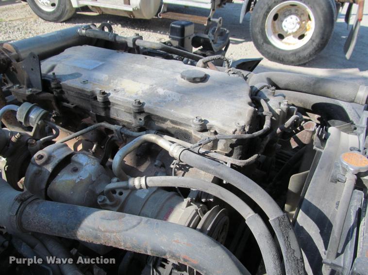 image for item J2633 2005 Isuzu NQR truck cab and chassis