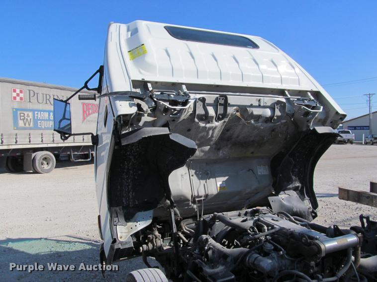 image for item J2633 2005 Isuzu NQR truck cab and chassis