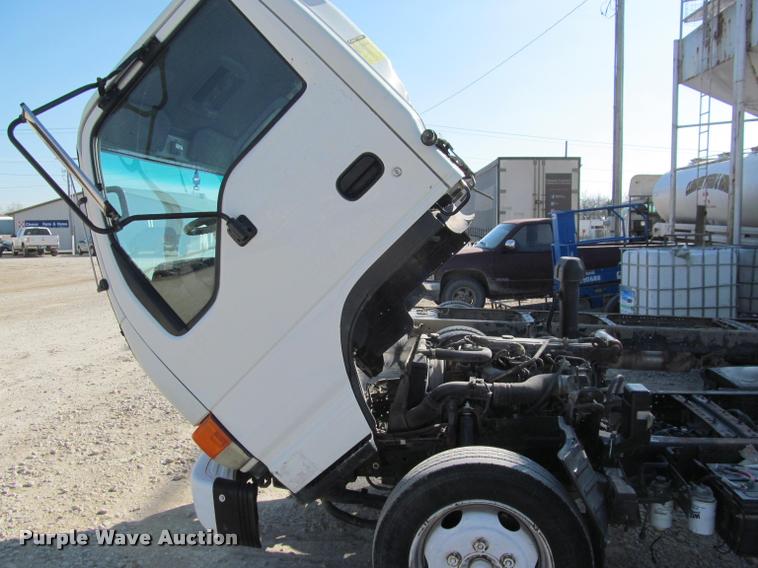 image for item J2633 2005 Isuzu NQR truck cab and chassis